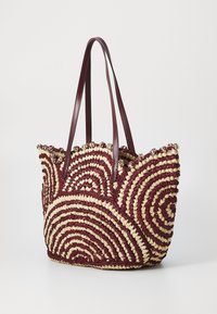 Πλεκτή τσάντα σε μπορντό και κρέμα, με σπειροειδή μοτίβα, διπλές δερμάτινες λαβές και κωνικό επάνω άκρο. Υφαντό σχέδιο με υφή.