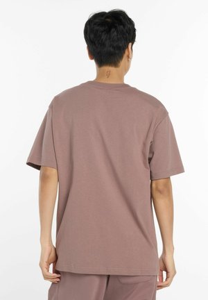 Korte mouw, relaxte T-shirt in een gedempt mauve kleur, gemaakt van zachte stof met een ronde halslijn en zonder duidelijke patronen of accenten.