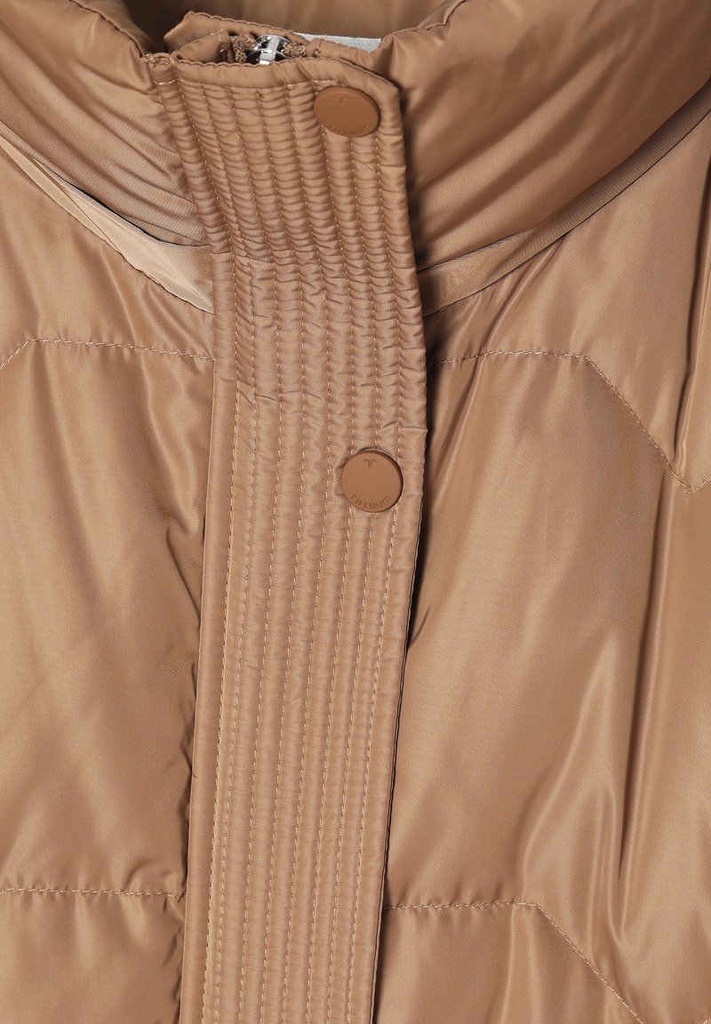 Brązowa kurtka puchowa z teksturowanym, oversize'owym kołnierzem, pionowym przeszyciem oraz okrągłymi brązowymi guzikami z przodu.