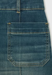 Reiss SAKURA PATCH POCKET - Jeans a zampa - mid blue