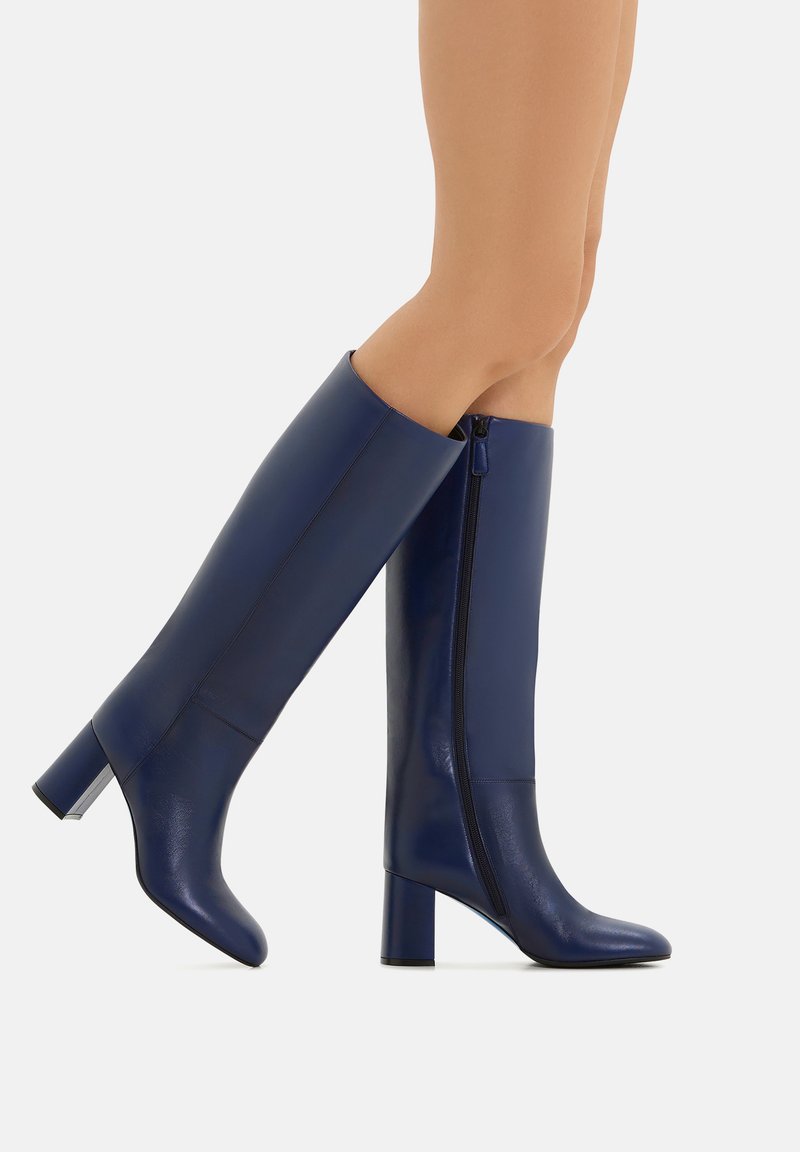 Stivali in pelle blu navy al ginocchio, con una finitura liscia, punta squadrata e tacco grosso. Presentano una cerniera laterale per un'indossabilità facile.