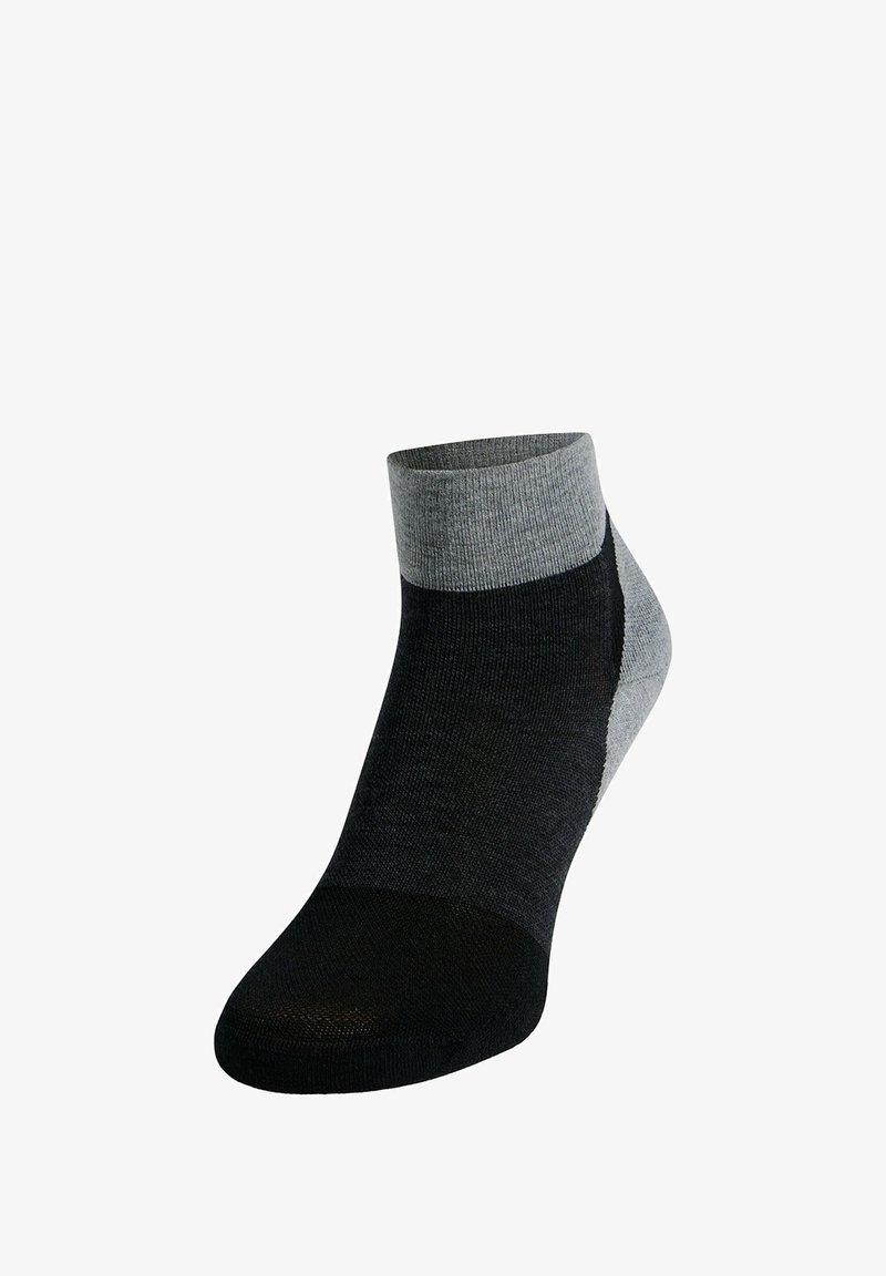 Chaussette de cheville noire et grise avec un design en blocs de couleur. Fabriquée en tissu doux, elle possède un bord côtelé et une couture de orteil lisse pour un confort optimal.