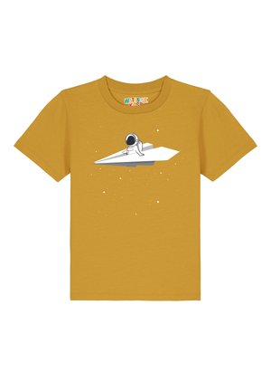 Gelbes Baumwoll-T-Shirt mit einem Grafikdesign eines Papierflugzeugs und eines Astronauten, umgeben von kleinen weißen Punkten, die Sterne darstellen.