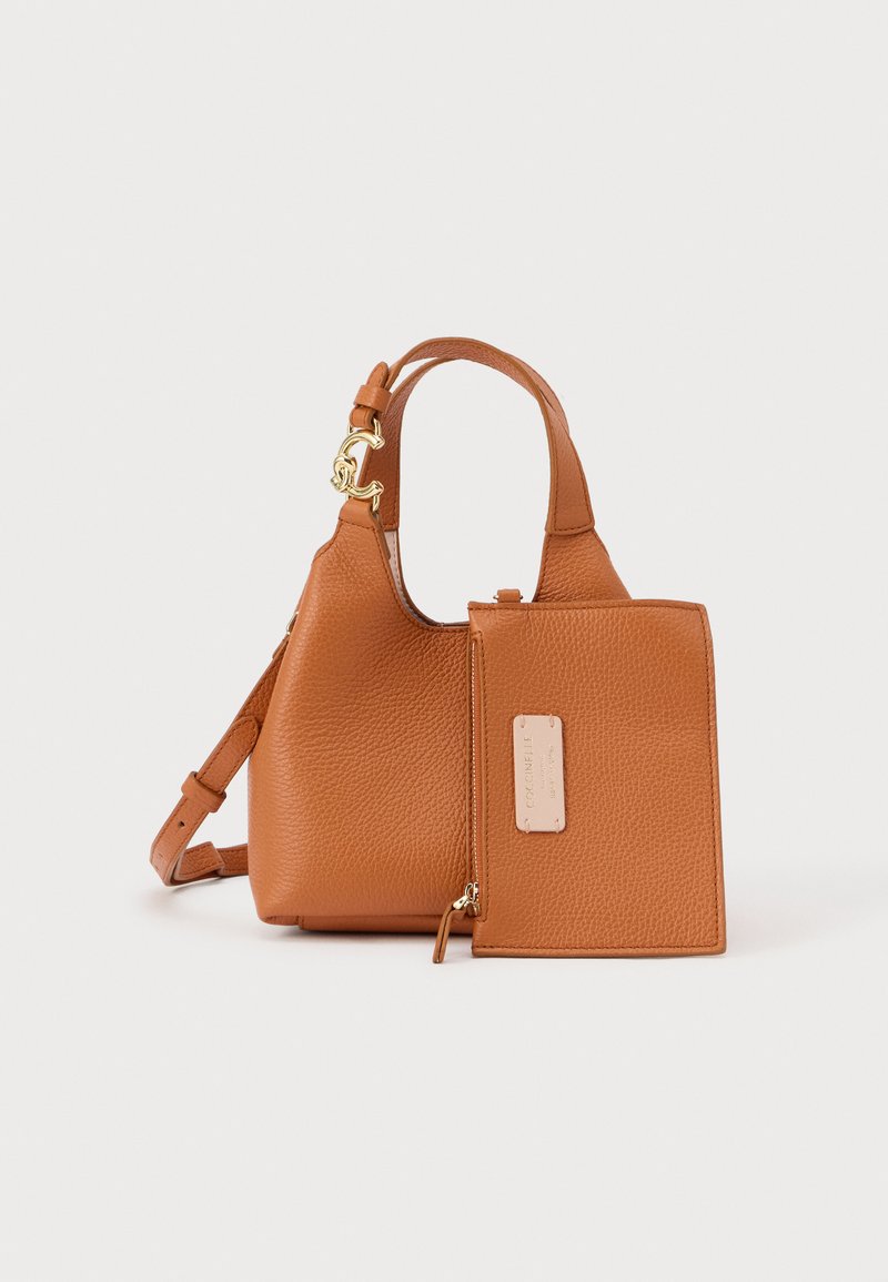 Sac à main en cuir marron clair texturé avec poignée courte, bandoulière amovible et pochette assortie à fermeture éclair arborant une étiquette de marque beige.
