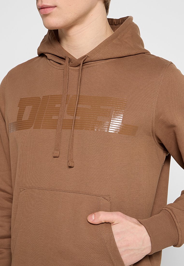 Brązowa bluza z kapturem z logo "DIESEL" w błyszczącym druku, z regulowanymi sznurkami i przednią kieszenią typu kangur z ręką w środku.