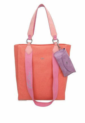 Borsa tote in tela arancione con manici rosa. Presenta una piccola pochette viola attaccata e un dettaglio del logo sulla parte anteriore. Forma quadrata, design robusto.