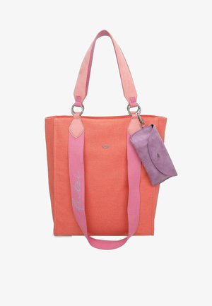 Borsa tote in tela arancione con manici rosa. Presenta una piccola pochette viola attaccata e un dettaglio del logo sulla parte anteriore. Forma quadrata, design robusto.