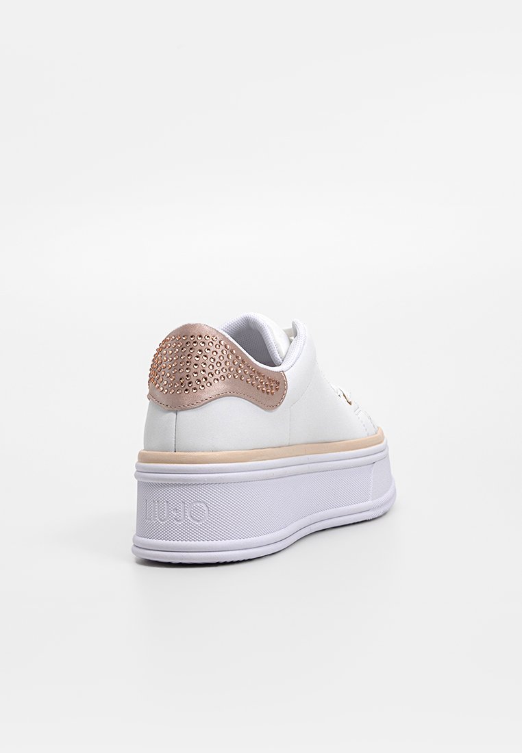 Sneaker bianca con un accento testurizzato in oro rosato sul tallone, suola piatta e design minimalista. Logo del marchio impresso sul lato.
