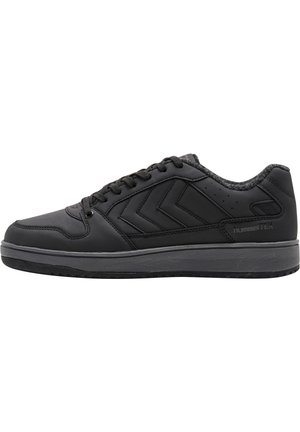 Sort sneaker med en glat læderoverflade, der har en lav profil, rund tå, flad sål og herringbone-mønster detaljer på siden.