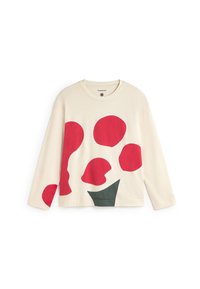 Långärmad beige topp med stora röda och gröna abstrakta former, tillverkad i mjuk bomullstyg med rund halsringning och avslappnad passform.