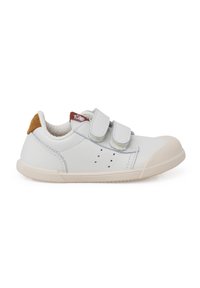 Weiße Ledersneaker mit zwei Klettverschlüssen, beigem Wildlederakzent an der Ferse, durchbrochenem Design an den Seiten und Gummisohle mit strukturiertem Profil.