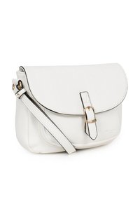 Borsa in pelle bianca con chiusura a pattina, accessori in oro e tracolla regolabile. Presenta bordi neri e una base arrotondata.