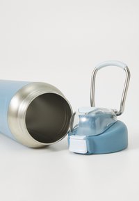 Sticlă de apă din oțel inoxidabil albastru, cu margine argintie și capac detașabil ce dispune de un dui transparent și un mâner bleu deschis.