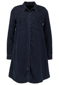 Robe-chemise en denim bleu foncé à manches longues, fermeture boutonnée devant, col pointu et deux poches poitrine à rabat.