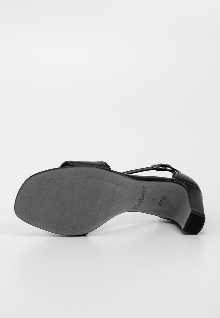 Sandal végétal en cuir noir avec un petit talon carré, une bride réglable à boucle et une semelle lisse, étiquetée taille 4, fabriquée au Portugal.