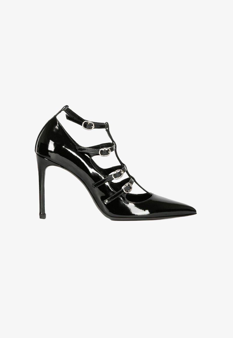Chaussure à talon haut en cuir verni noir avec bout pointu et quatre brides à boucles argentées sur le devant et la cheville.