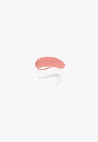 Due campioni di crema cosmetica, uno pesca lucido e uno bianco traslucido, su uno sfondo grigio chiaro uniforme.