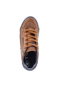 Sneaker casual marrone con lacci arancioni, zip laterale, suola bianca e imbottitura scura, mostrato vista dall'alto su uno sfondo bianco.