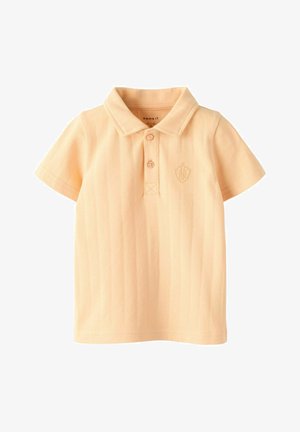 Perzikkleurig polo-shirt met een kraag, korte mouwen en een knoopsluiting met drie knopen. Beschikt over een gestructureerde stof en een klein geborduurd logo op de borst.