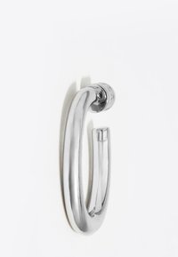 Metalowa kołowa kolczyk wykonany z gładkim, błyszczącym srebrnym wykończeniem. Charakteryzuje się nowoczesnym, wydłużonym kształtem oraz otwartym zapięciem dla łatwego noszenia.