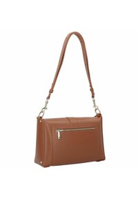 Sac à main en cuir marron avec une finition texturée, doté d'une poche avant zippée et d'une longue sangle réglable. Forme carrée avec des accessoires en métal argenté.