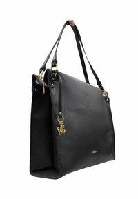 Borsa a mano in pelle nera con finitura texturizzata. Presenta hardware in tonalità oro, manici doppi e un ciondolo con le lettere "MC". Design spazioso.