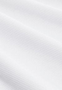 Tissu blanc avec une texture de rainure horizontale subtile ; apparence lisse avec une qualité douce et légère adaptée à diverses applications.