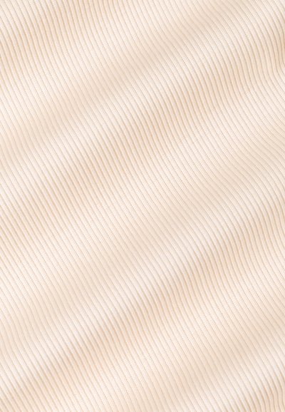 Tessuto rigato beige chiaro con una texture liscia, caratterizzato da sottili strisce verticali che creano un sottile motivo a onde sulla superficie.