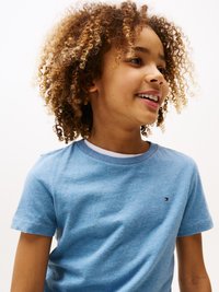 Blå crew-neck t-skjorte laget av bomull, med korte ermer og en liten logo på venstre bryst. Glatt tekstur.