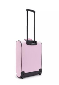 Valigia rosa con ruote, manico telescopico nero, ruote nere e bordi con un contrasto nero. Materiale resistente e design quadrato.