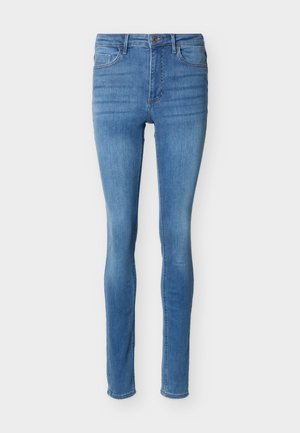 Φωτεινά γαλάζια στενά τζιν ψηλόμεσα με κουμπί και φερμουάρ μπροστά, τσέπες μπροστά και πίσω, παρουσιάζονται σε ένα απλό λευκό φόντο.