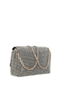Borsa nera coperta di strass argentati, con una tracolla in catena dorata. Forma rettangolare con texture liscia e chiusura a zip.