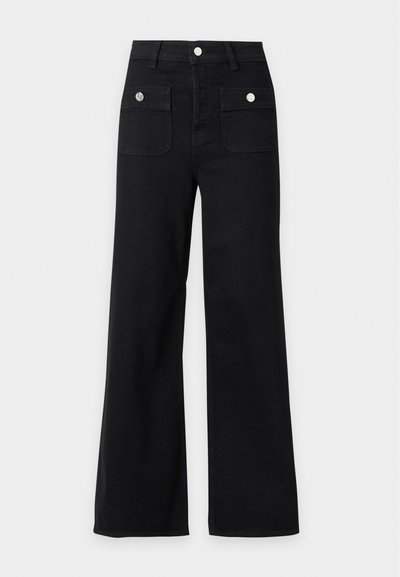 Pantalon noir à jambes larges, taille haute, deux poches avant à rabat avec boutons argentés, passants de ceinture et fermeture frontale à boutons.