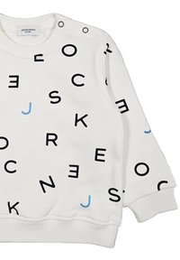 Felpa bianca a maniche lunghe per bambini con lettere nere e blu sparse e due bottoni a pressione sulla spalla.