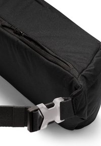 Musta kangaspussi suorakulmaisen muotoilun, vetoketjukiinnityksen ja muotoillun hihnan, jossa on muovinen solki turvallista kiinnittämistä varten.