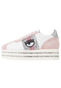 Plattform sneakers med ett vitt syntetiskt ovandel, rosa mockadetaljer, glittrande detaljer och ögonmotiv på sidan. Tjock glittrande sula.