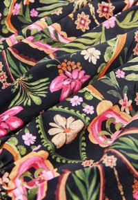 Schwarzer Stoff mit buntem Blumenmuster, das rosa, orange, weiße Blumen und grüne Blätter in einem dichten, dekorativen Muster zeigt.