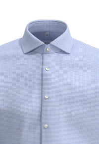 Lichtblauw overhemd met een gestructureerd geblokt patroon, puntige kraag en witte knopen. De stof lijkt soepel en ademend te zijn.