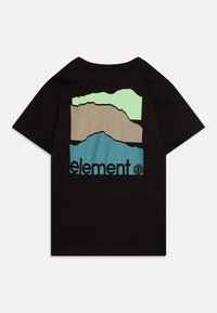 Černé bavlněné tričko s grafickým potiskem vrstvených, abstraktních tvarů hor v zelené, béžové a modré barvě, s textem "element".