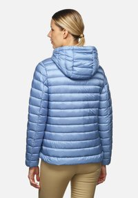 Giacca puffer blu chiaro con design a righe orizzontali, cappuccio attaccato e texture liscia. Presenta polsini elasticizzati e una silhouette elegante.