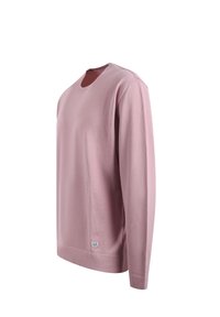 Maglione rosa chiaro a maniche lunghe con collo a giro. Realizzato in tessuto morbido, presenta una vestibilità dritta e un piccolo etichetta del marchio in basso a sinistra.