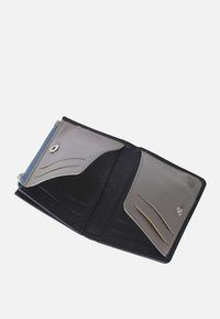 Portafoglio nero e grigio, design bifold con più slot per carte di credito, interni testurizzati e chiusura a scatto per un fissaggio sicuro.