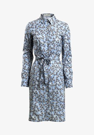Kwiatowa sukienka w jasnoniebieskim materiale, z długimi rękawami, z zapięciem na guziki z przodu oraz paskiem do wiązania w talii. Wzór zawiera brązowe liście i kwiaty.