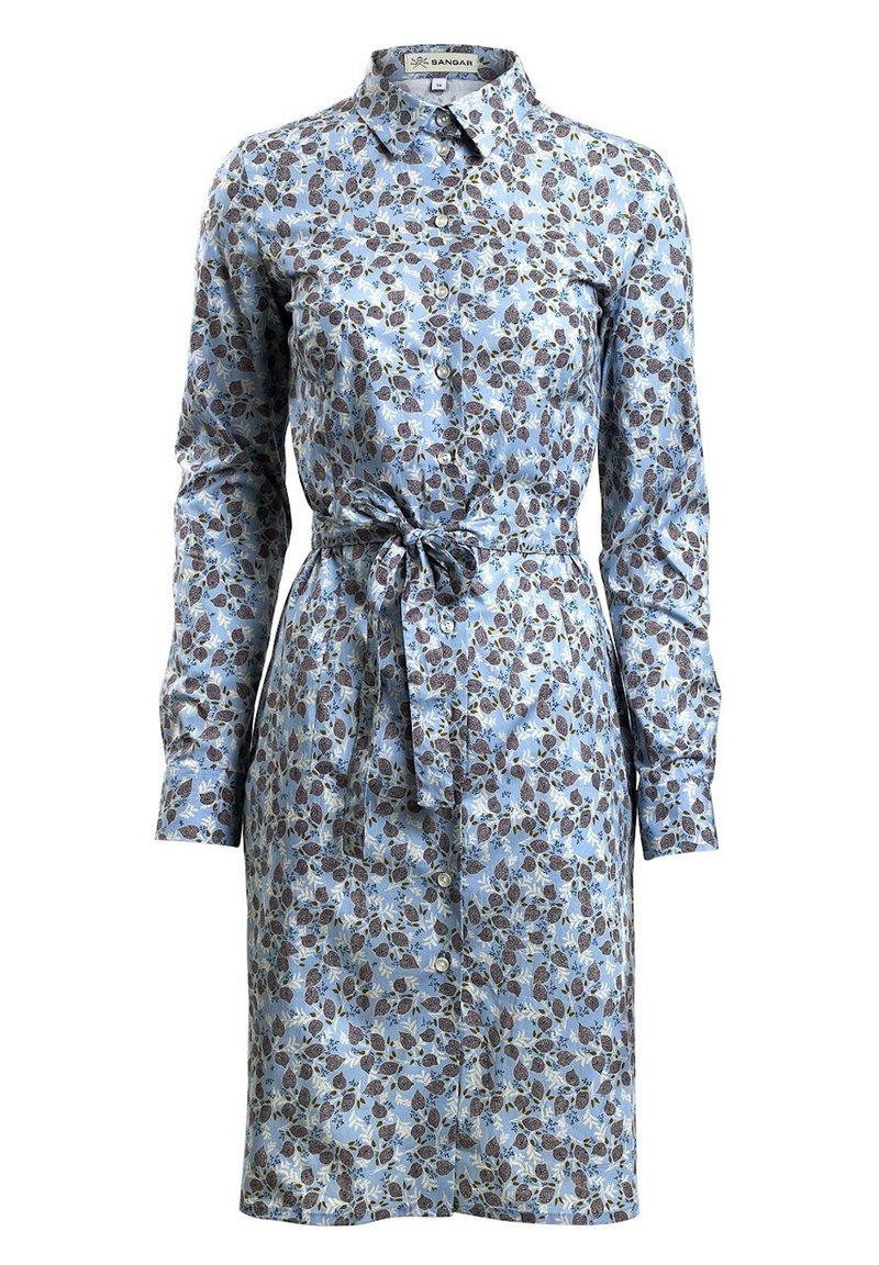 Kwiatowa sukienka w jasnoniebieskim materiale, z długimi rękawami, z zapięciem na guziki z przodu oraz paskiem do wiązania w talii. Wzór zawiera brązowe liście i kwiaty.