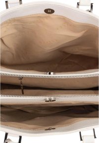 Borsa bianca con esterno testurizzato, dotata di due scomparti con cerniera, interno in tessuto beige chiaro e guarnizioni in metallo.
