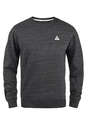 Sudadera gris de un tejido suave y texturizado, con cuello redondo y un pequeño logo triangular blanco en el lado izquierdo del pecho.