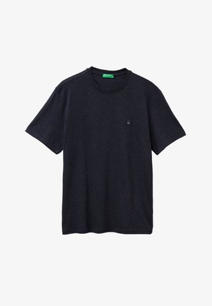 Czarna granatowa koszulka z krótkim rękawem typu crew neck z małym, jasnoniebieskim haftowanym logo na lewym piersiu oraz zieloną metką z logo wewnątrz kołnierza.