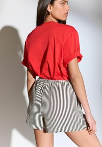 Next TEXTURED STRIPE TIE WAIST - REGULAR FIT - Pantaloni scurți - black and white