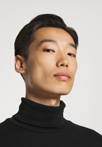Marc O'Polo DENIM LONG SLEEVE TURTLE NECK - Camisola de manga comprida - black