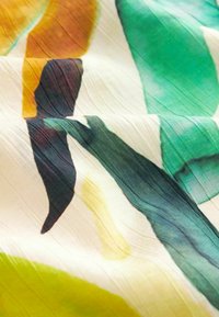 Next GATHERED SHORT SLEEVE TEXTURED BOXY REGULAR FIT - Nyomott mintás póló - rainbow leaf print